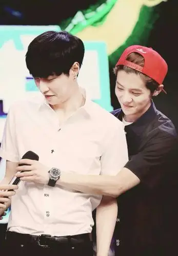 张艺兴和鹿晗的亲蜜合照