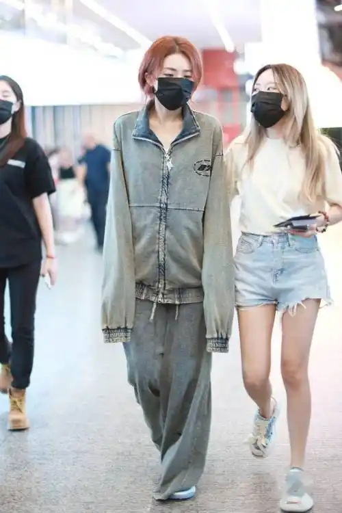 这款牛仔外套和裤子都着重水洗做旧的风格,宽松肥大,被喻言穿出男友风