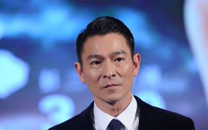 刘德华捧遗照送父亲出殡神情木讷,11岁女儿卷大波浪穿全新增高鞋_显得