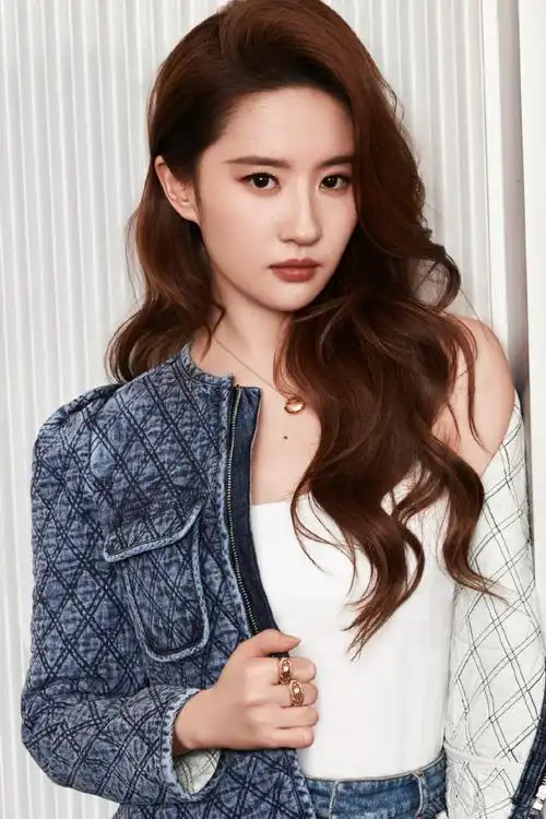 全球品牌代言人@刘亦菲演绎宝格丽bvlgari cabochon系列珠宝作品.