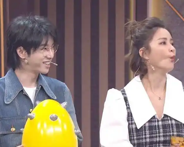 关晓彤和吴磊闹着玩,谁注意华晨宇的表现?