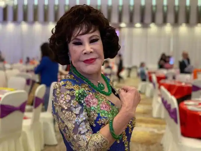 黄夏蕙当翡翠珠宝代言人带歇干儿子杨峰干女儿艾美琦