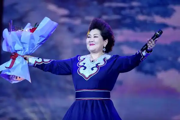 评委乌日娜教授献唱《南达罕》