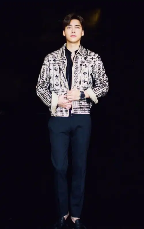 李易峰图片 李易峰发布会帅气图片