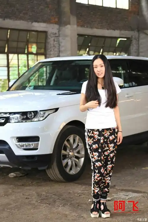 白色揽运美女当车模