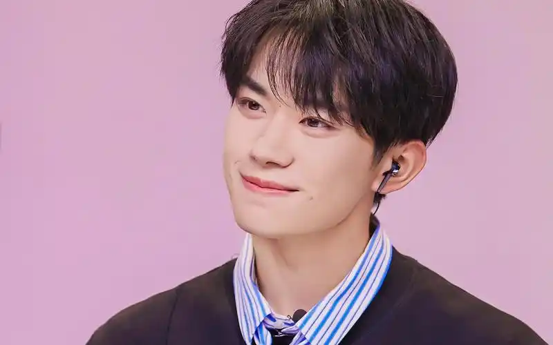 易烊千玺时尚休闲条纹衬衫帅气写真