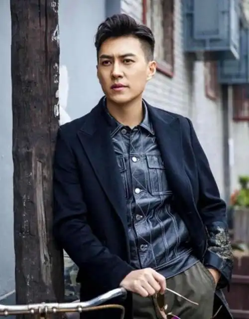 40岁也好50岁也罢,都会时刻注意自己的外在形象,穿衣大方得体,发型也