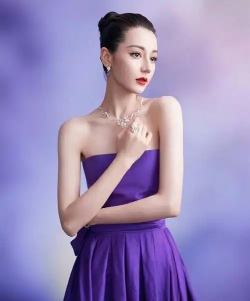 迪丽热巴身穿dior 2023早秋系列礼服亮相品牌活动