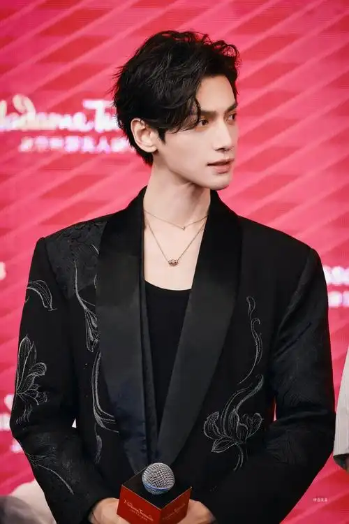 罗云熙杜莎双蜡像揭幕##罗云熙暗花黑色西装