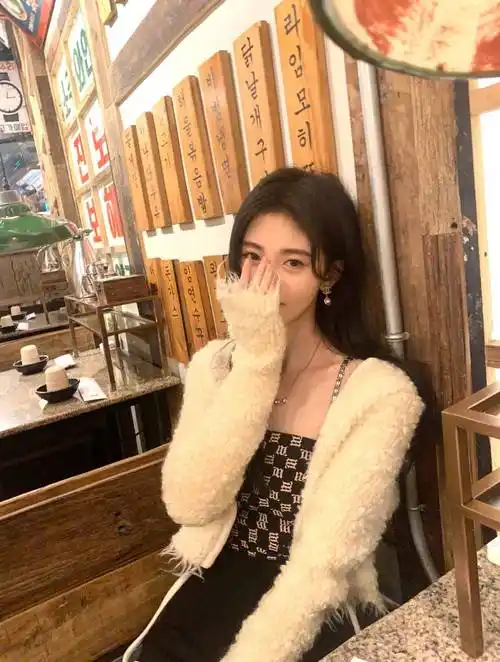 照片中的鞠婧祎身穿吊带配白色针织开衫似邻家妹妹,随性温柔,元气满满