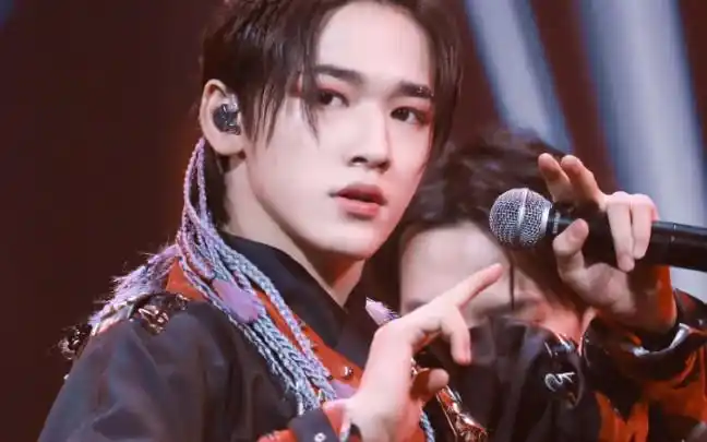 宋亚轩刀马旦我们小宋老师露额头的发型每次都深得我心这次的舞台超棒