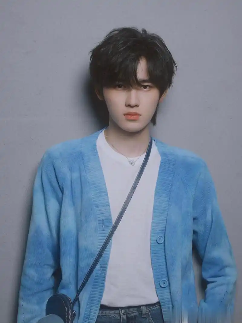 宋亚轩冷脸随拍# 帅气小宋!