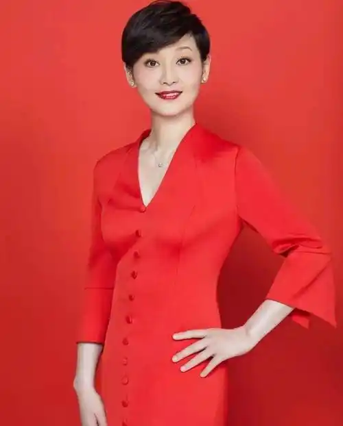 原创53岁徐帆状态能打灯芯绒外套搭碎花裙气质优雅又高贵