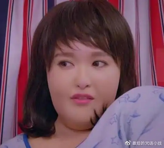 明星,但在《克拉恋人》中她居然也扮演了个胖女人,而且变胖后的她看着