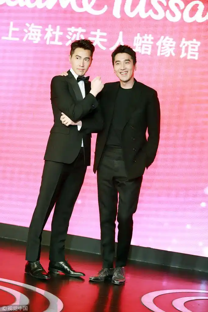 "姑父"赵又廷狂撩蜡像玩模仿秀 切十年演艺"生日"蛋糕比心致意_新浪