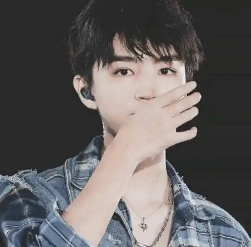 王俊凯的抽烟照火了镜头拉近放大后小螃蟹们你尽情的抽