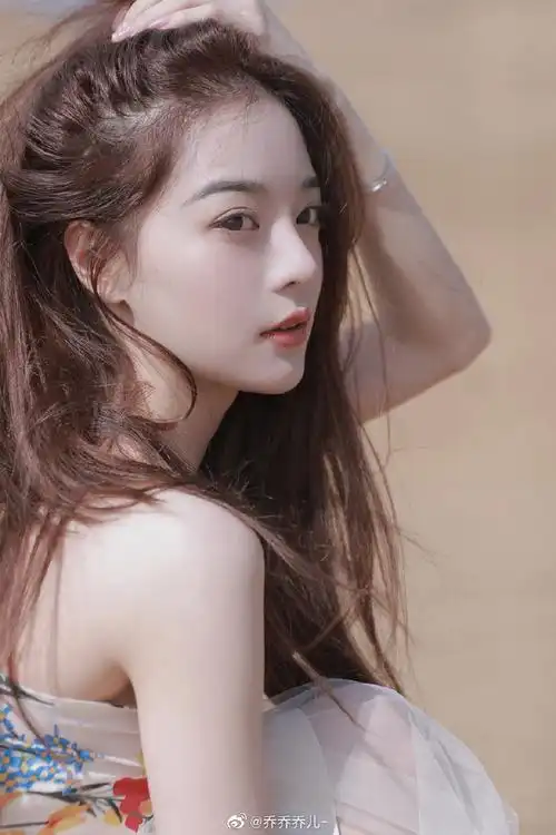 美女网红模特乔儿在户外拍摄迷人写真美照