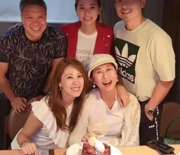 只见照片中的叶倩文身穿白色休闲衣,戴了一对白色耳环,同时头上还戴了