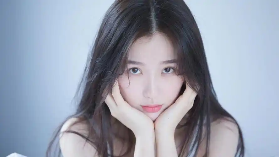 虞书欣明星风尚壁纸