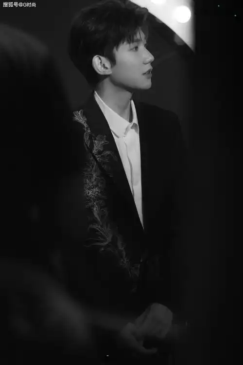 王源身穿黑色挺括质感西装造型出镜的他优雅矜贵