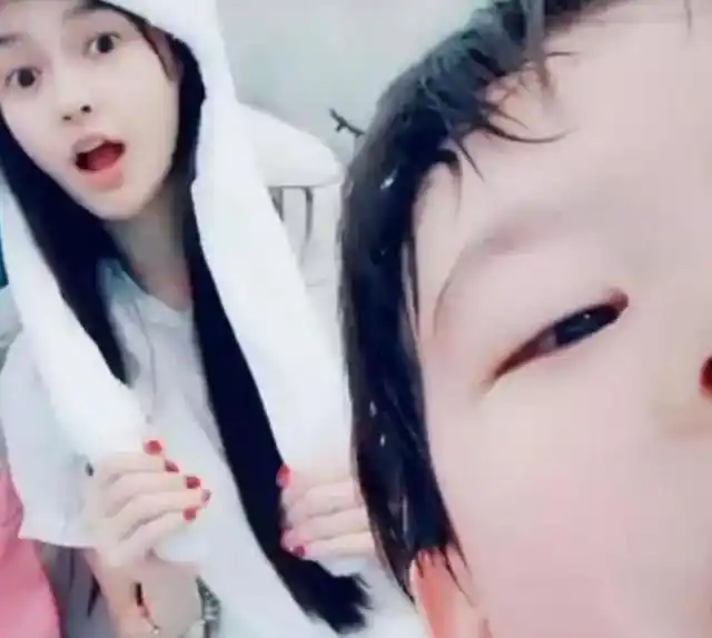 baby直播小海绵正面曝光,引粉丝热议:和黄晓明一模一样