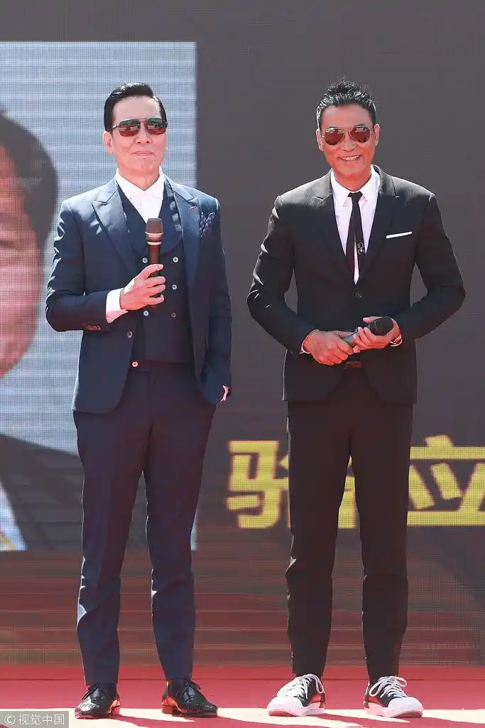 硬汉惺惺相惜!任达华,骆应钧《平湖往事》开机搭肩热聊