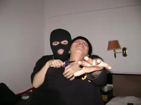 武汉三男子蒙面闯入居民家施暴逼问密码抢走4万元