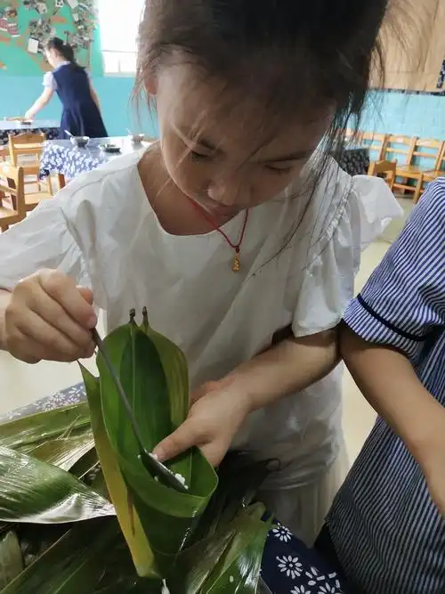 端午安康,孩子们棒棒哒!自己包粽子(副本)