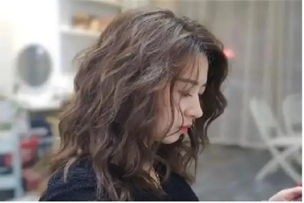 烫发分两大类:冷烫和热烫.