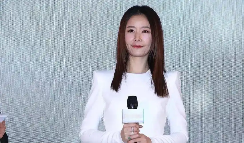 林心如出席品牌活动穿白色长袖连衣裙温柔优雅