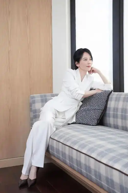 53岁俞飞鸿不婚不育,近照惊为天人,其实她的野心,被低估了!_腾讯新闻