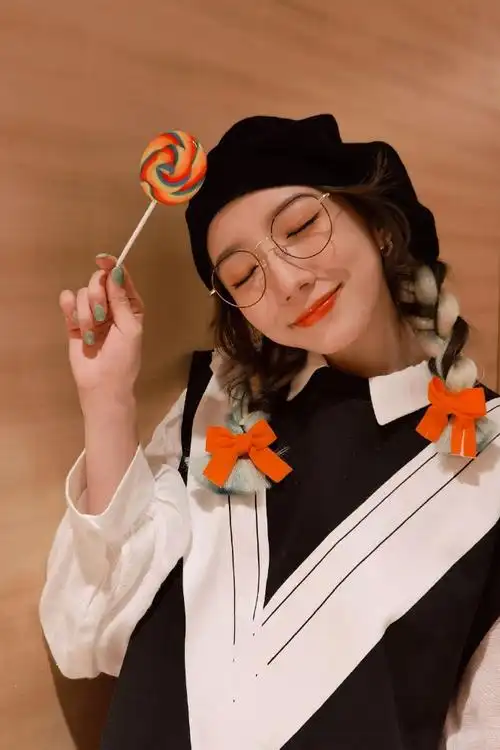 孟美岐可爱学院风造型