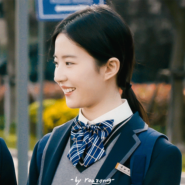 刘亦菲出演《原来你还在这里》这部电影时,刘亦菲所扮演的学生时代的