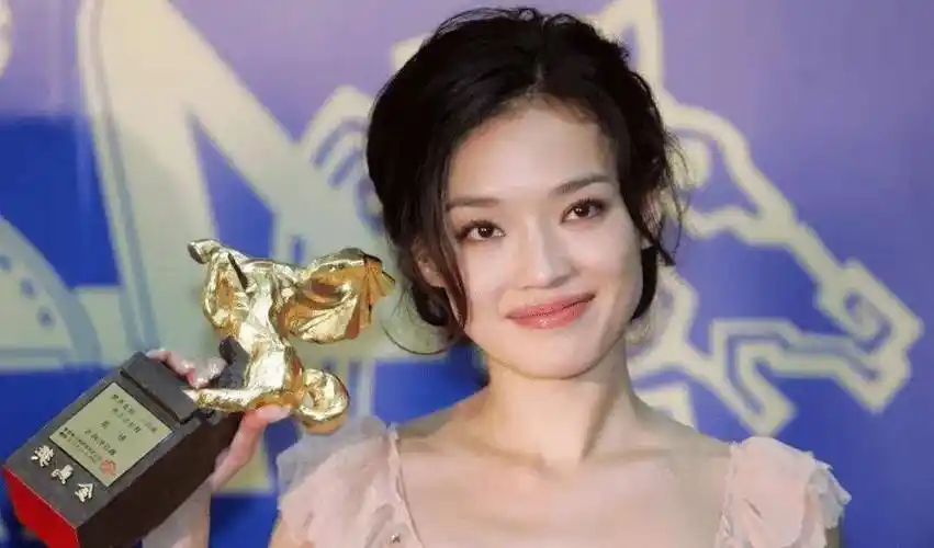 舒淇44岁生日,冯德伦罕见晒与妻子合照,甜蜜送祝福庆生_照片_头发