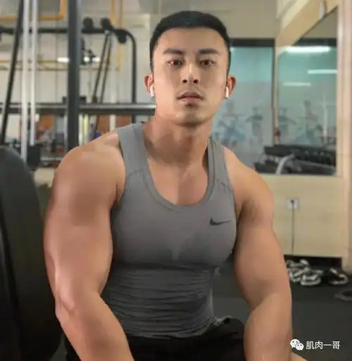 29岁福州巨乳哥走红,这胸肌简直绝了