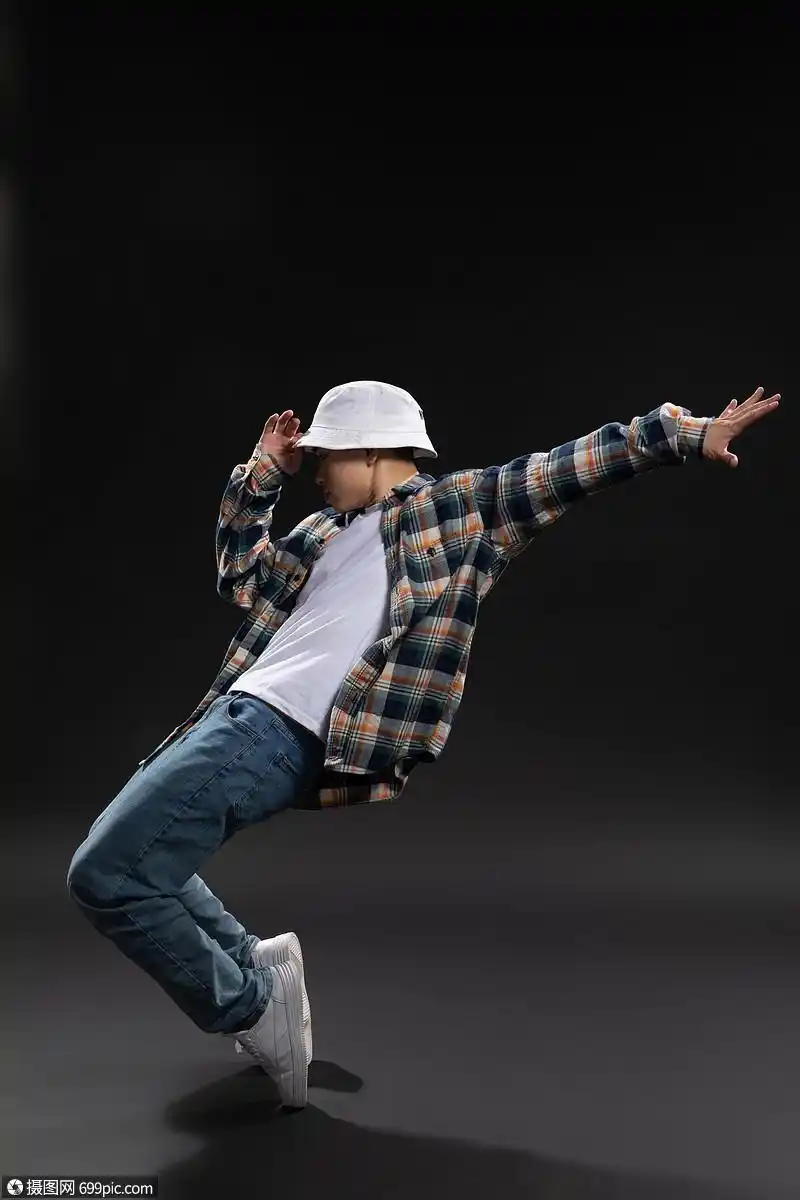 年轻男生跳街舞breaking定格