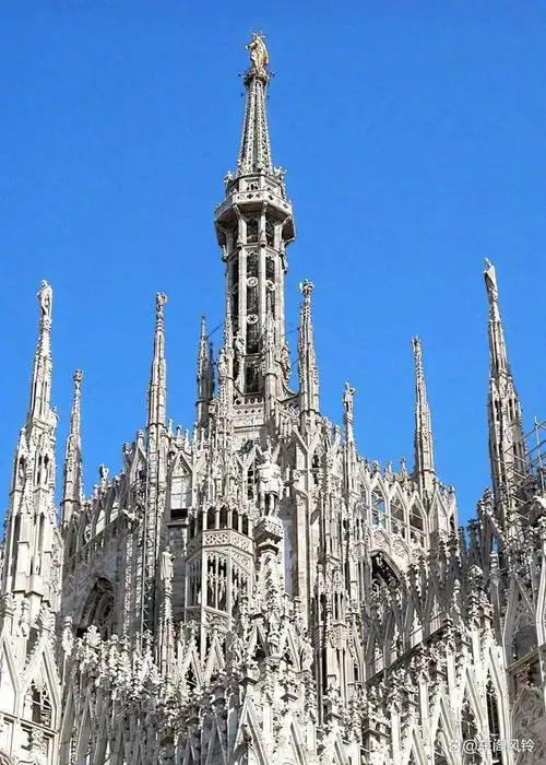 米兰大教堂—意大利哥特式建筑的圣殿 白色大理石打造的艺术品