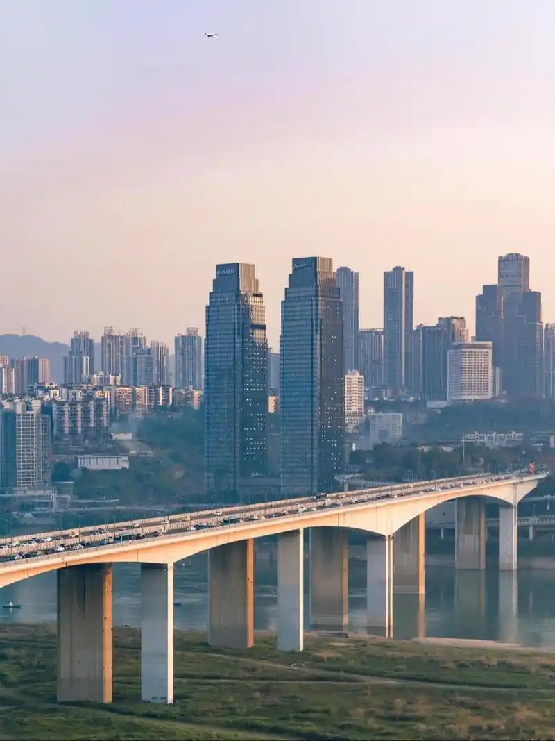 长江国际丨梦开始的地方 长江国际18楼人来人往,山城永远是夏天的模样