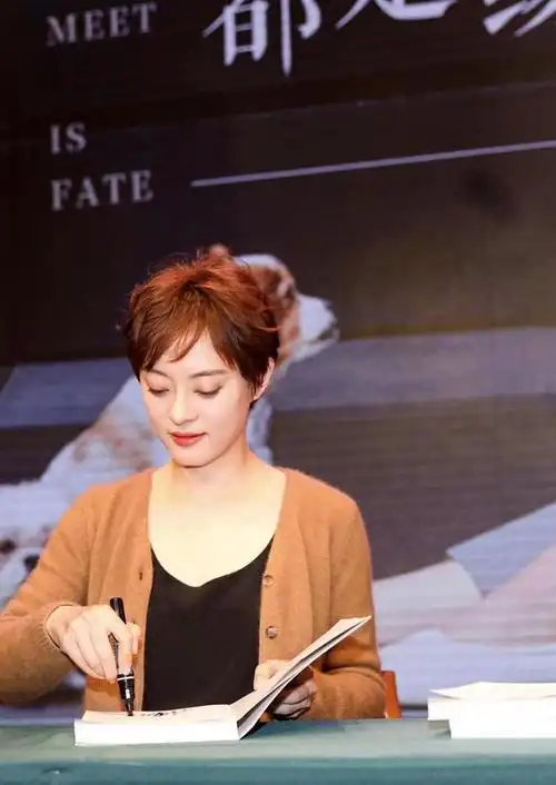 孙俪的高级气质太优越,低调穿棕色开衫配短发,自带光环挡不住|发型|内