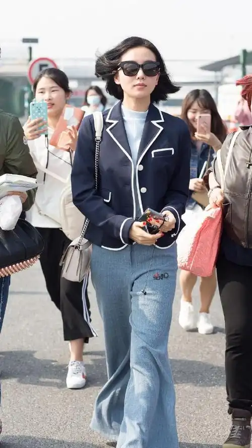 刘诗诗现身机场街拍一头清爽的短发配合一身穿搭美出了新高度