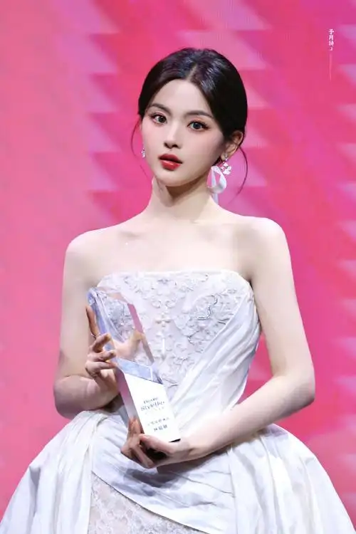 杨超越锁骨高光