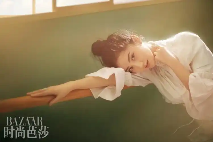 景甜最新杂志封面 着芭蕾纱裙清纯柔美舞姿曼妙