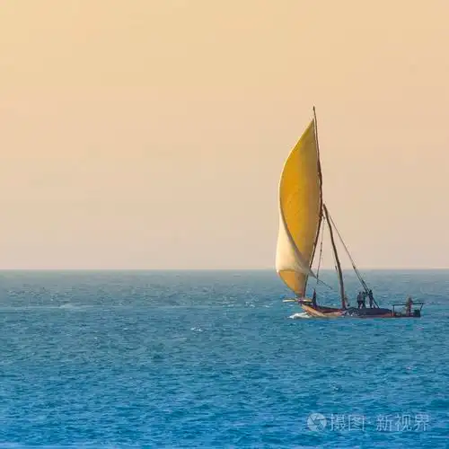 木制帆船单桅帆船上的桑给巴尔清澈碧绿的水