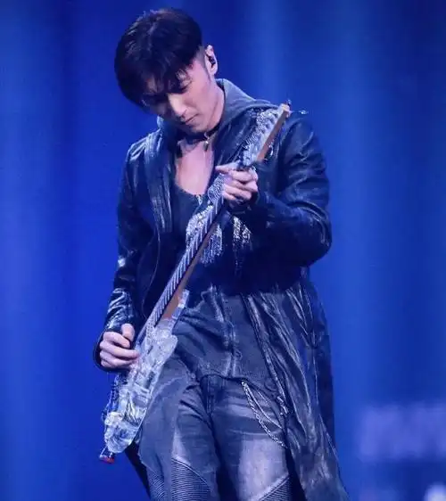 而在同一天,他的前张柏芝也有一场演唱活动,和谢霆锋不同的是她是