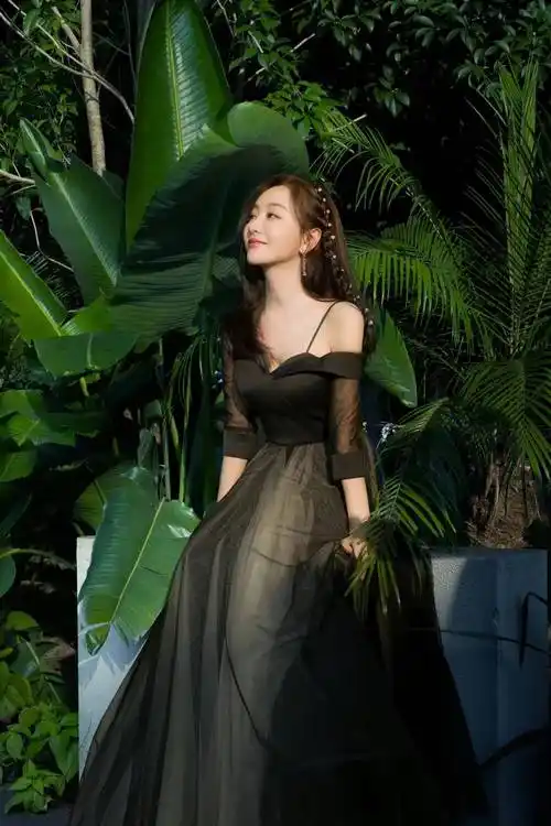 杨蓉编发披肩真好看,一身黑色薄纱连衣裙典雅浪漫,气质更是迷人_设计
