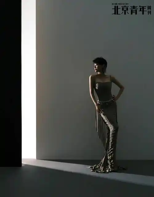 许晴亮相活动状态大好,52岁面容紧致似少女!项链配饰太抢眼_身材