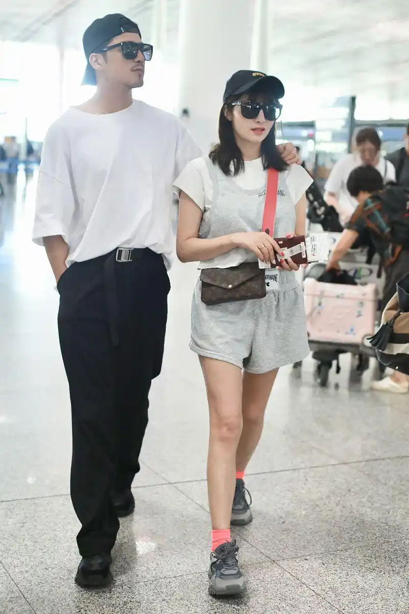 姜潮麦迪娜机场又秀恩爱,穿休闲装随性接地气,姜潮留胡渣更帅了
