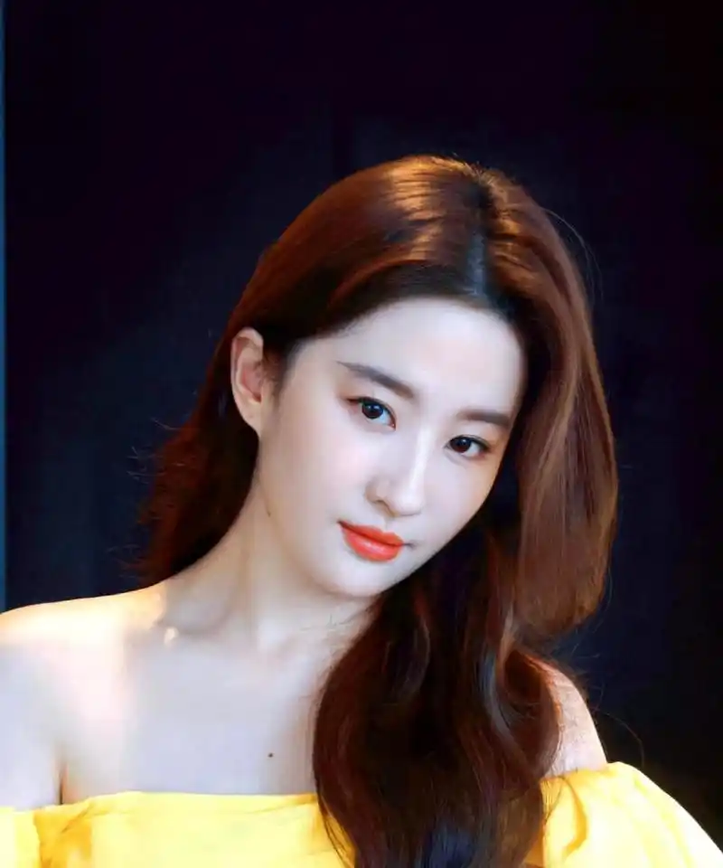 这套明黄色礼服让刘亦菲超级美!