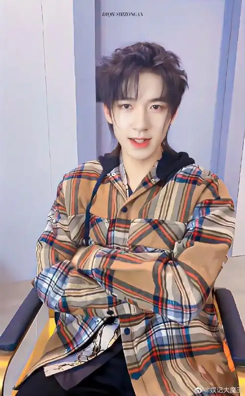 贺峻霖春日六宫格随拍