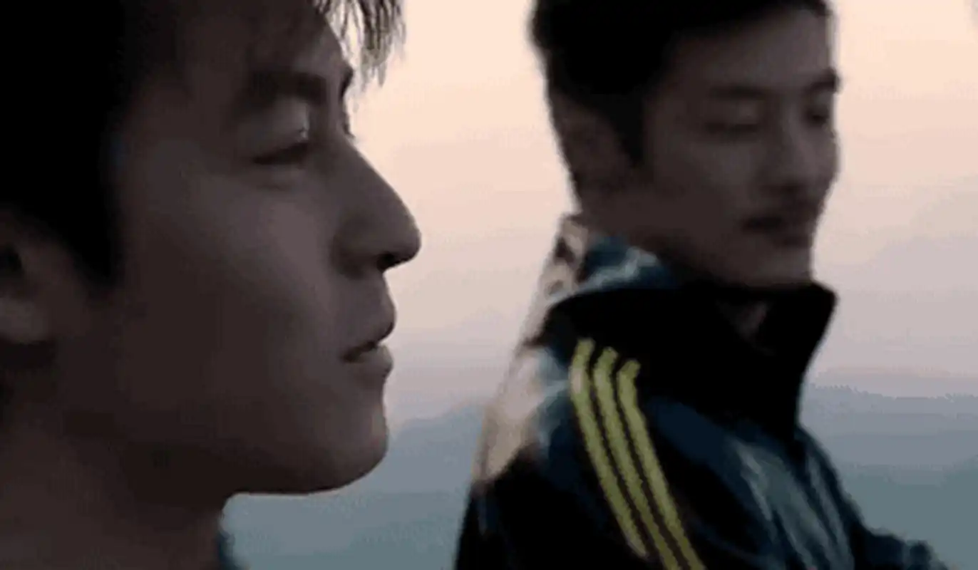 在《无间道2》中,陈冠希惊艳亮相,他一身警服,每一个神情,每一个动作